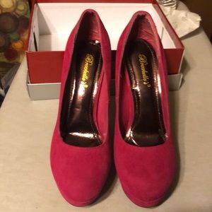 Breckelle’s fuchsia platform suede heels